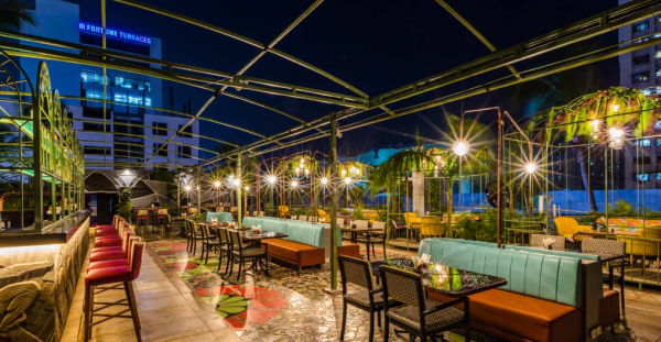 Cafe modern dan mewah dengan desain rooftop